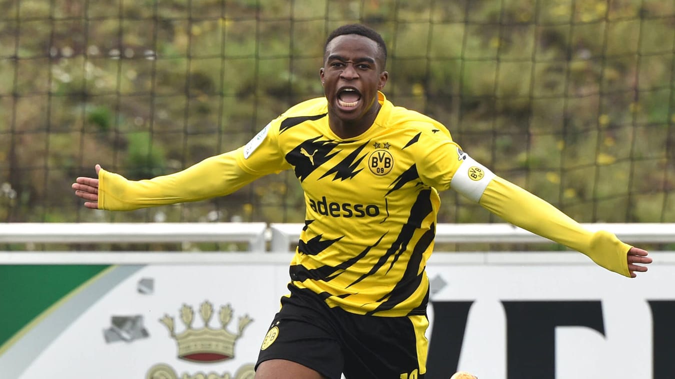 Youssoufa Moukoko: Der 15-Jährige durfte auch gegen Essen so ausgiebig wie gegen Erzrivalen Schalke 04. Youssoufa Moukoko: Der 15-Jährige durfte auch gegen Essen so ausgiebig wie gegen Erzrivalen Schalke 04.