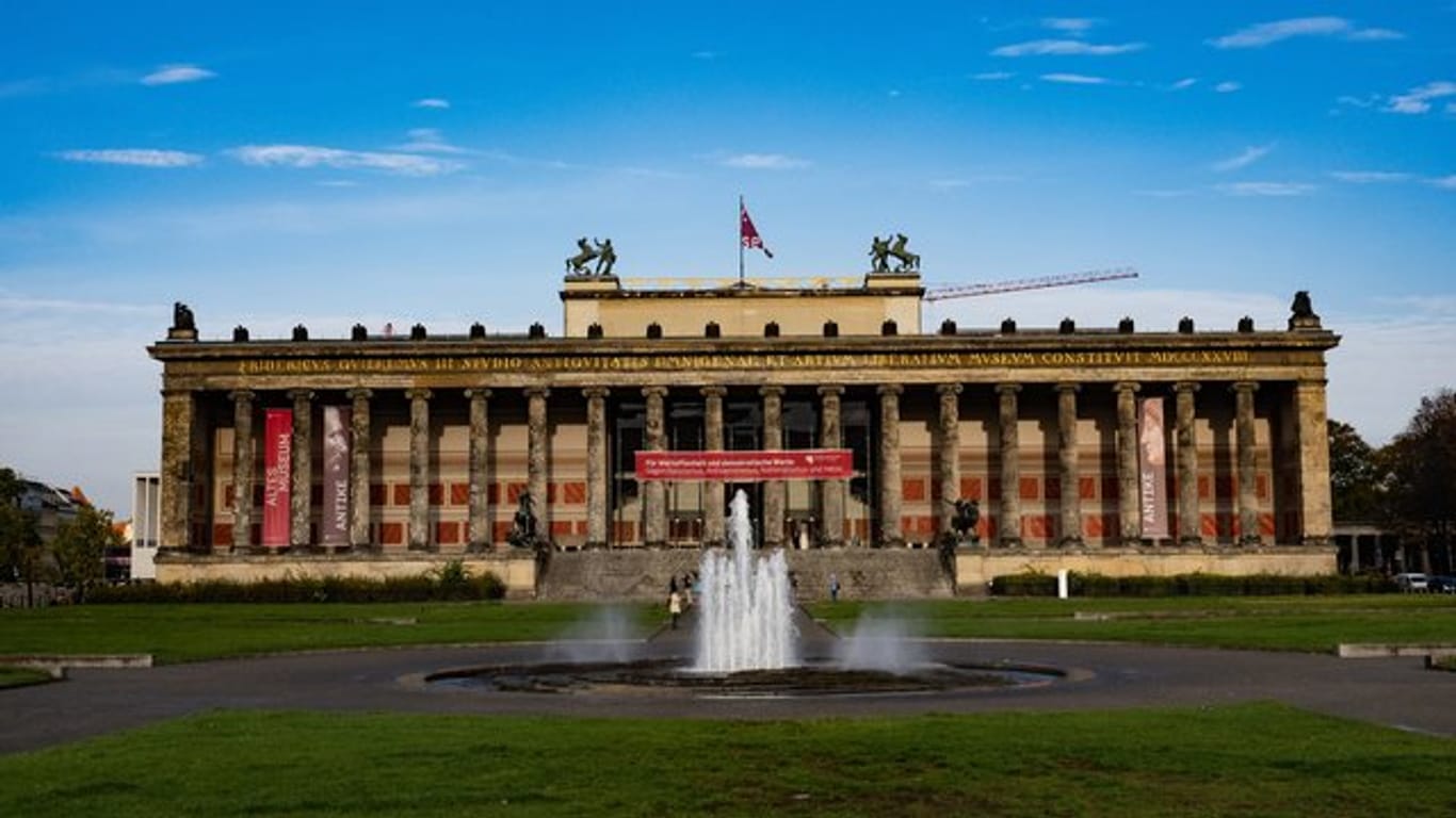Blick auf das Alte Museum in Berlin (Archivbild): Schon wieder ist ein Kunstwerk auf der Museumsinsel beschmiert worden.