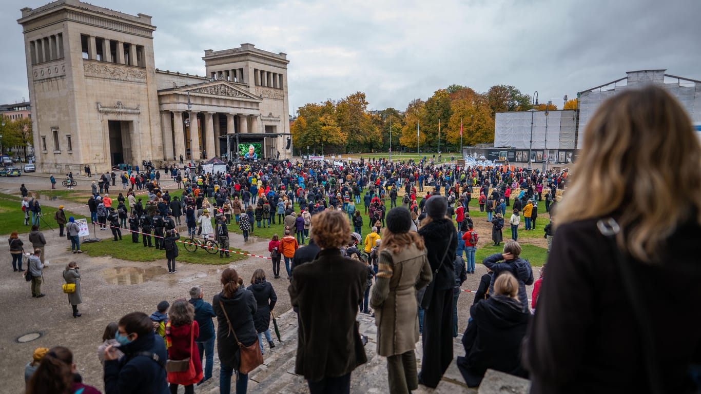 Demonstration "Aufstehen für die Kultur" in München: Hunderte Kulturschaffende gingen in München auf die Straße.