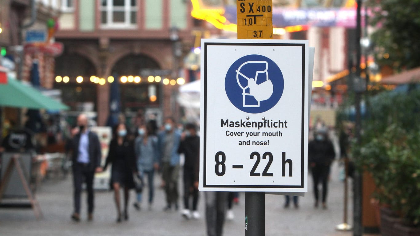 Ein Schild weist auf die Maskenpflicht in der Frankfurter Innenstadt hin (Symbolbild): Ab Montag gelten verschärfte Corona-Regeln in Frankfurt.