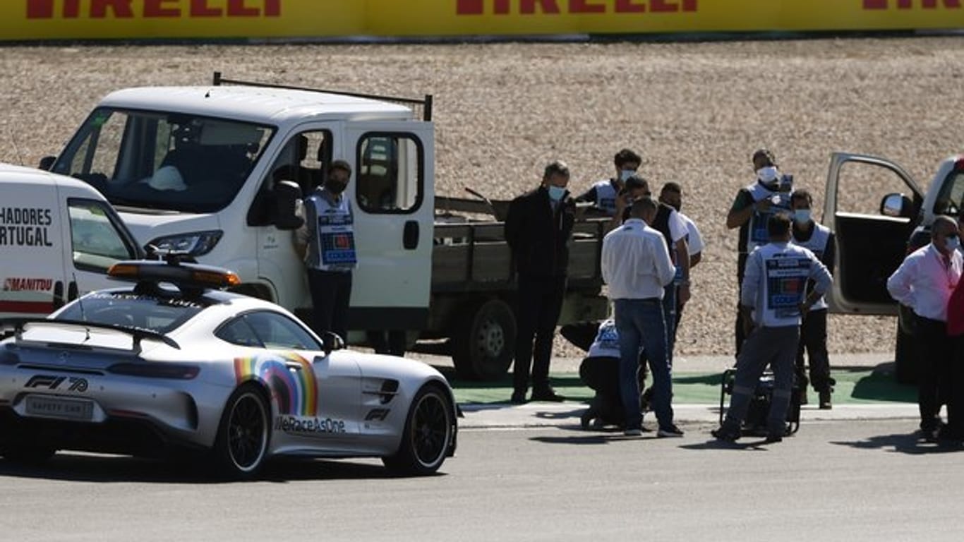 Arbeiter reparieren den losen Gullydeckel auf dem Algarve International Circuit.