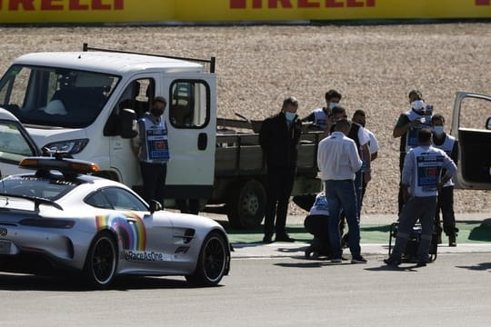 Arbeiter reparieren den losen Gullydeckel auf dem Algarve International Circuit.