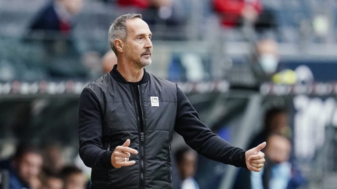 Frankfurts Trainer Adi Hütter gestikuliert an der Seitenlinie während eines Spieles.