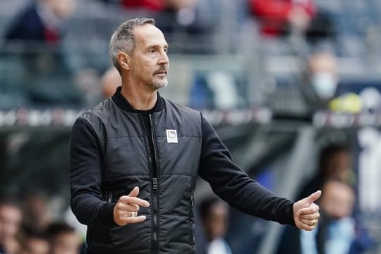 Frankfurts Trainer Adi Hütter gestikuliert an der Seitenlinie während eines Spieles.