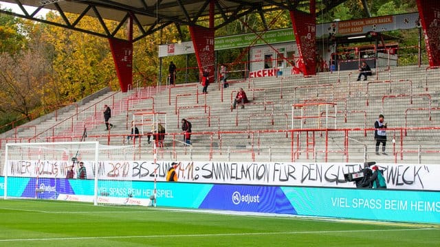Trotz des Verbots von Fangesängen und Sprechchören ist es keineswegs still geblieben. Trotz des Verbots von Fangesängen und Sprechchören ist es keineswegs still geblieben.