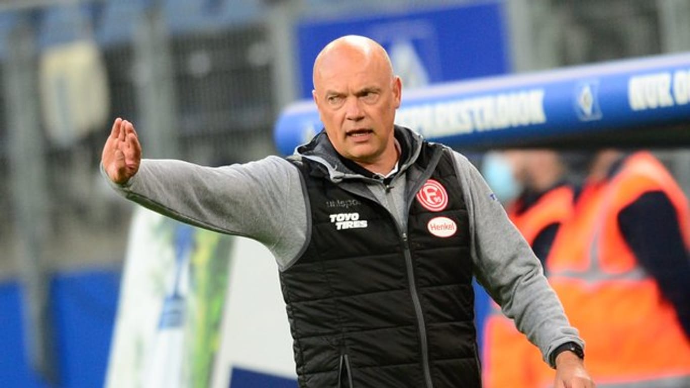 Düsseldorfs Trainer Uwe Rösler gibt Anweisungen.