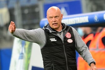 Düsseldorfs Trainer Uwe Rösler gibt Anweisungen.