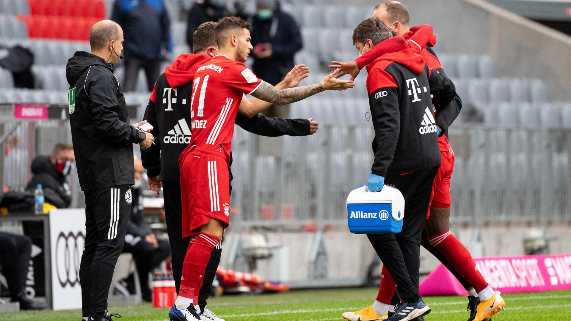 Auswechslung beim FC Bayern: Alphonso Davies (r., verdeckt hinter einem Betreuer) musste den Platz verletzungsbedingt verlassen. Für ihn kam Lucas Hernandez ins Spiel. Auswechslung beim FC Bayern: Alphonso Davies (r., verdeckt hinter einem Betreuer) musste den Platz verletzungsbedingt verlassen. Für ihn kam Lucas Hernandez ins Spiel.