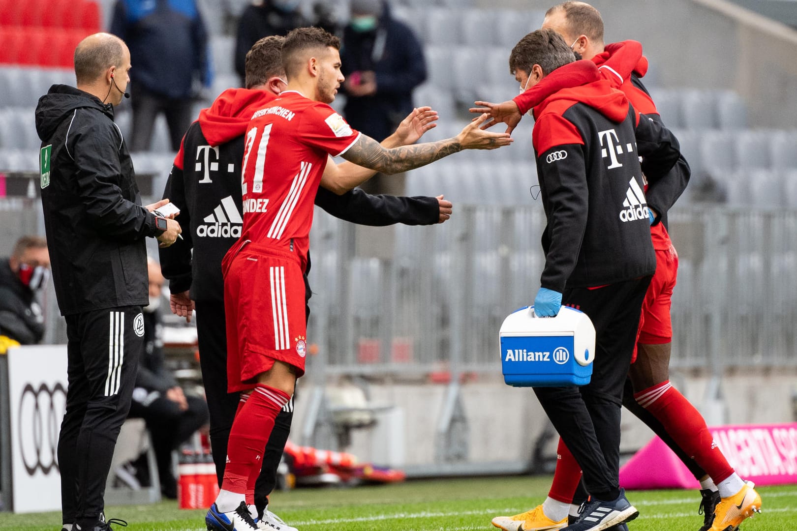 Auswechslung beim FC Bayern: Alphonso Davies (r., verdeckt hinter einem Betreuer) musste den Platz verletzungsbedingt verlassen. Für ihn kam Lucas Hernandez ins Spiel.