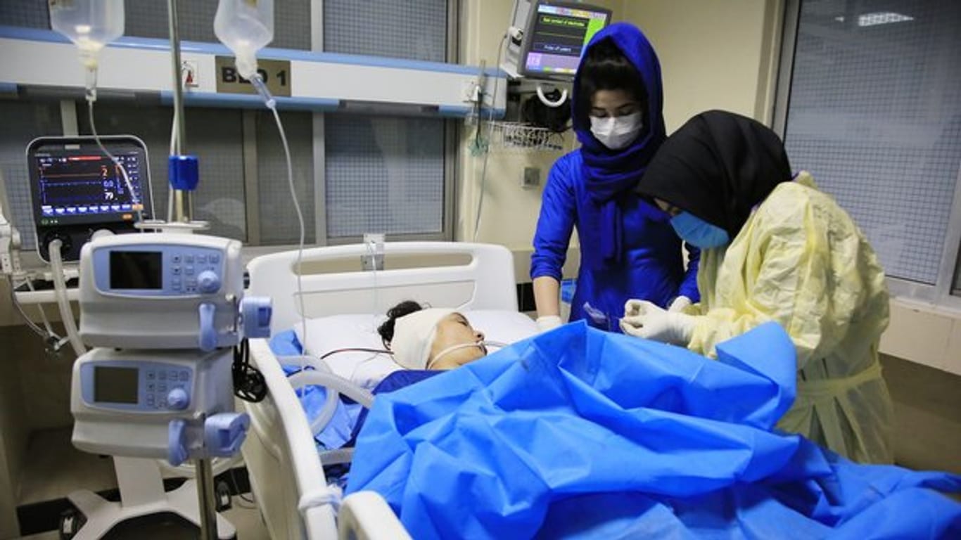 Ein Opfer des IS-Anschlags wird in einem Krankenhaus in Kabul behandelt.