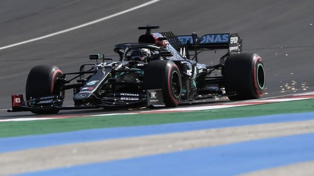 Lewis Hamilton vom Team Mercedes hat sich bei der Qualifikation für den Großen Preis von Portugal die Pole Position gesichert.