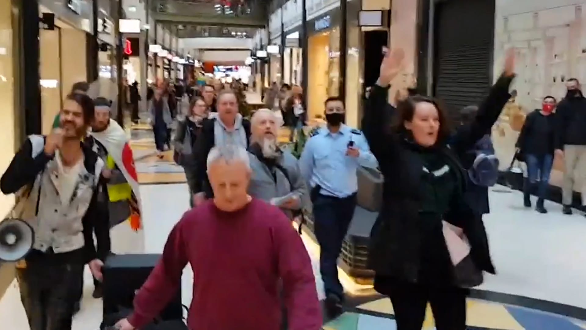 Bizarre Protestaktion: In Berlin sind Maskenverweigerer durch ein Einkaufszentrum gezogen und mit Umstehenden aneinandergeraten.