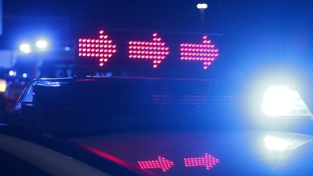 Mit Blaulicht und roten Pfeilen leitet die Polizei den Verkehr an einer Unfallstelle vorbei. Mit Blaulicht und roten Pfeilen leitet die Polizei den Verkehr an einer Unfallstelle vorbei.