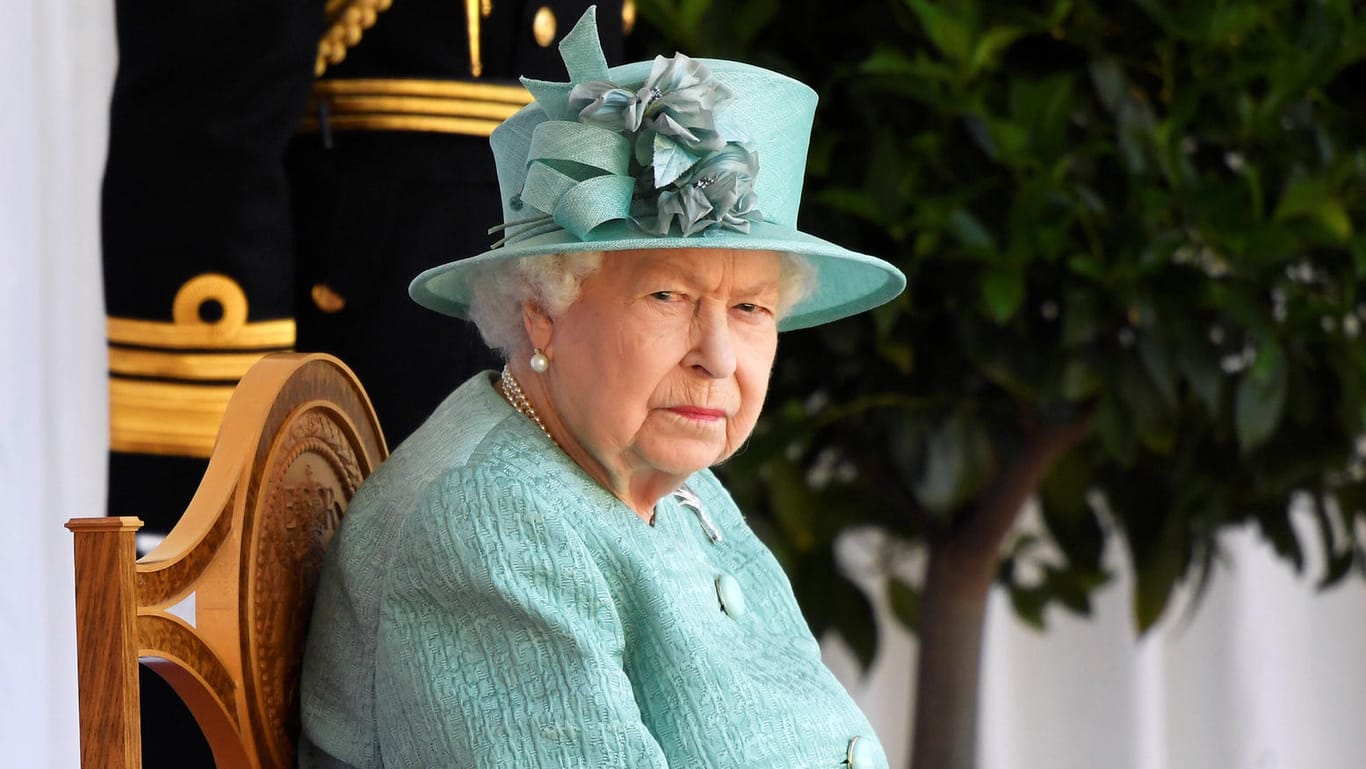 Queen Elizabeth: In ihrem Schloss Windsor werden die Uhren noch per Hand umgestellt.