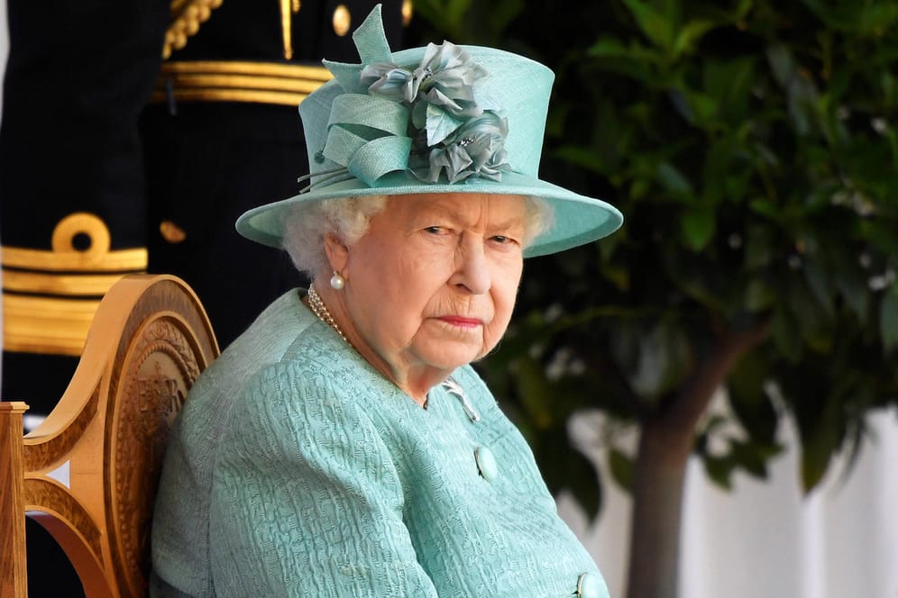 Queen Elizabeth: In ihrem Schloss Windsor werden die Uhren noch per Hand umgestellt.