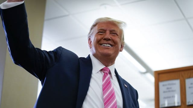 US-Präsident Donald Trump bei seiner Stimmabgabe in West Palm Beach in Florida. US-Präsident Donald Trump bei seiner Stimmabgabe in West Palm Beach in Florida.