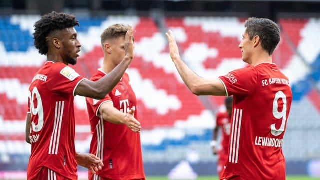 Bayerns Kingsley Coman (l-r), Joshua Kimmich und Torschütze Robert Lewandowski jubeln über den Treffer zum 2:0. Bayerns Kingsley Coman (l-r), Joshua Kimmich und Torschütze Robert Lewandowski jubeln über den Treffer zum 2:0.