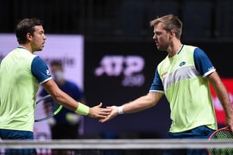 Das Doppel Kevin Krawietz (r) und Andreas Mies hat in Köln das Finale erreicht.