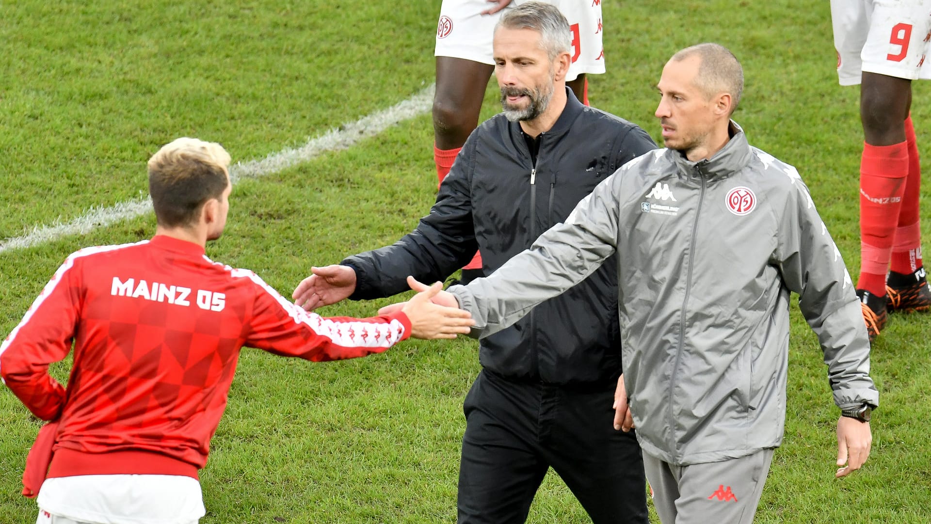 Jan-Moritz Lichte (r., hier neben seinem Gladbacher Trainerkollegen Marco Rose) ist mit Mainz noch ohne Punktgewinn.