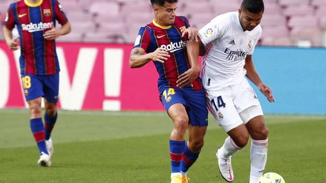 Real Madrids Casemiro (r) und FC Barcelonas Philippe Coutinho (l) beim Kampf um den Ball mit.