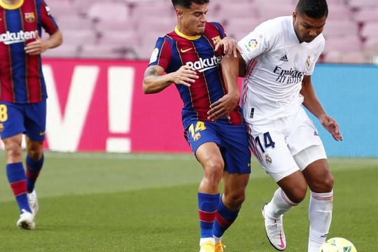 Real Madrids Casemiro (r) und FC Barcelonas Philippe Coutinho (l) beim Kampf um den Ball mit.