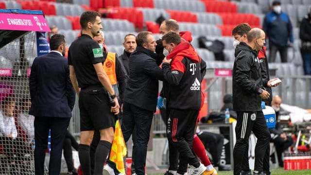 Bayern-Trainer Hansi Flick spricht mit Alphonso Davies bei der verletzungsbedingten Auswechslung. Bayern-Trainer Hansi Flick spricht mit Alphonso Davies bei der verletzungsbedingten Auswechslung.