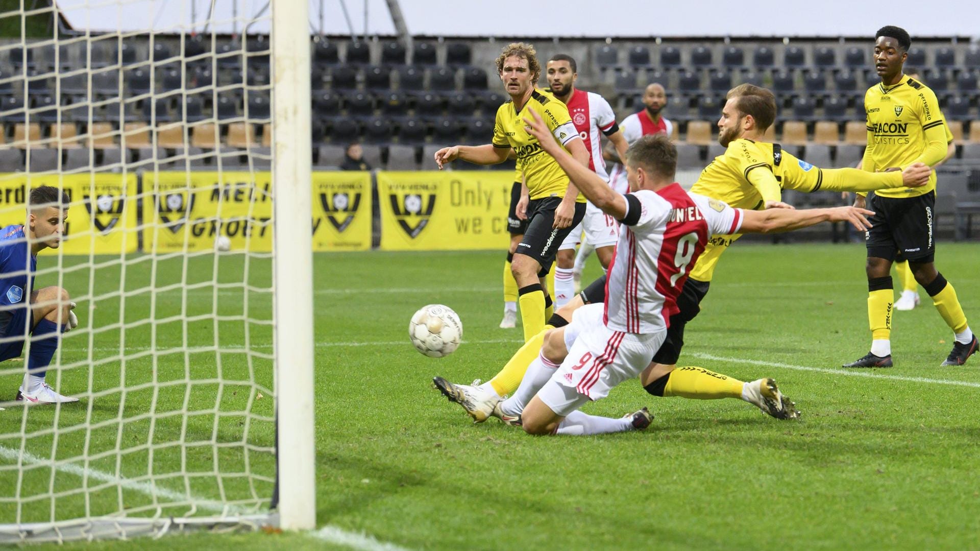 Treffer zum 11:0 Auch der Ex-Schalker Huntelaar trug sich in die Torschützenliste ein. Treffer zum 11:0 Auch der Ex-Schalker Huntelaar trug sich in die Torschützenliste ein.