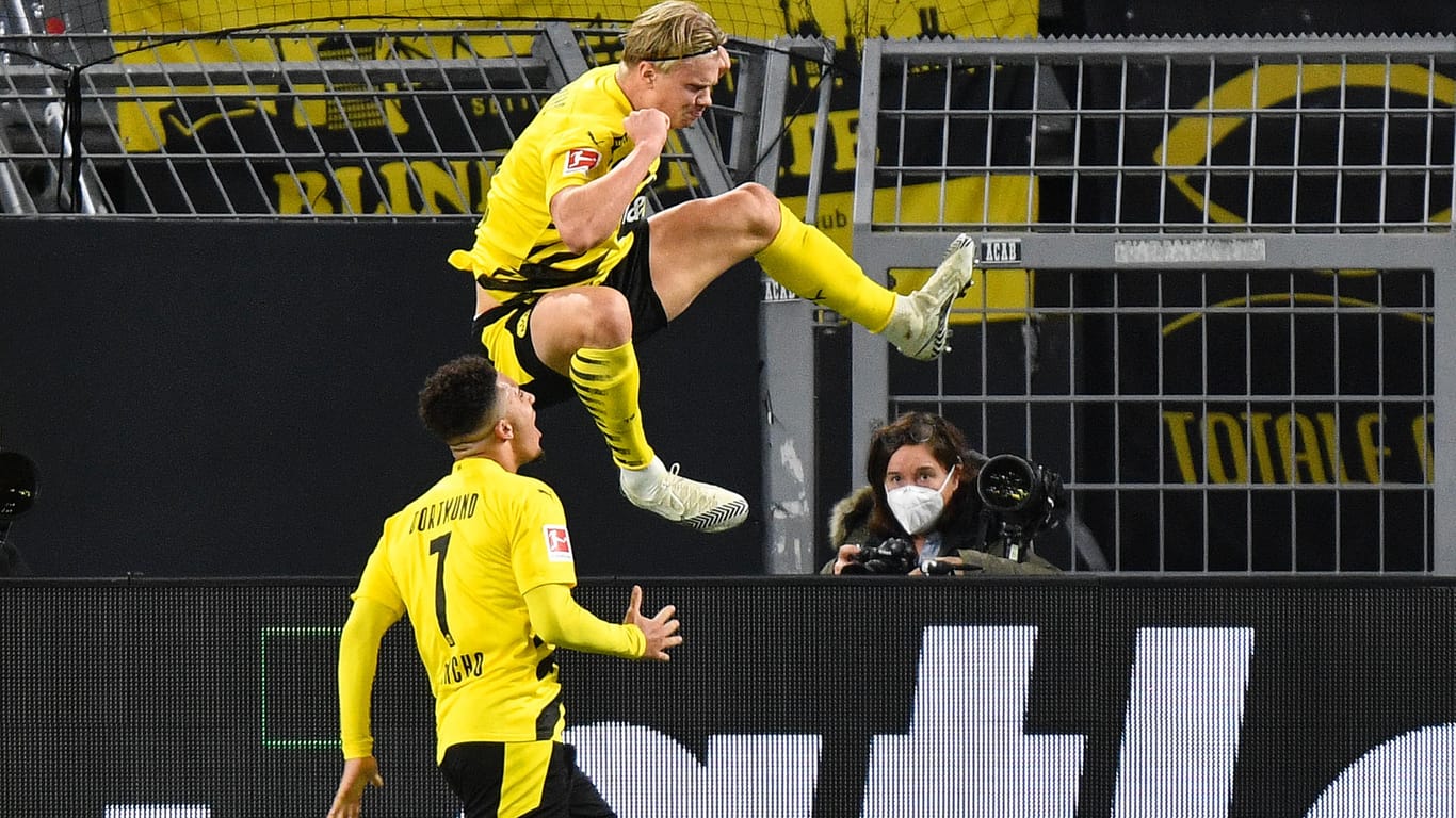 Luftsprung vor Freude: Dortmunds Erling Haaland hebt nach seinem Treffer zum zwischenzeitlichen 2:0 ab.