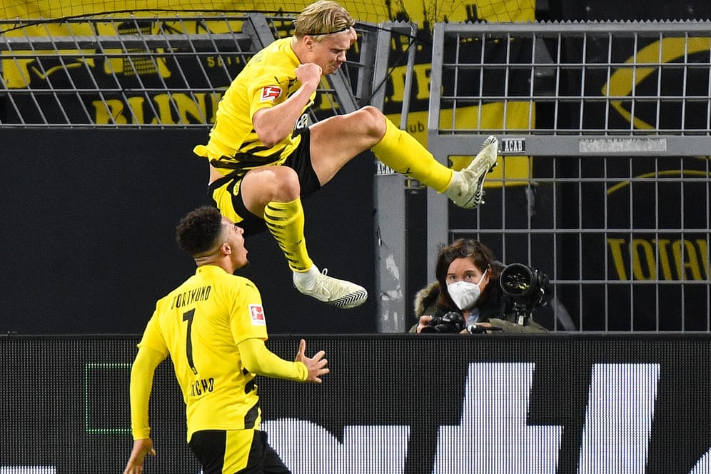 Luftsprung vor Freude: Dortmunds Erling Haaland hebt nach seinem Treffer zum zwischenzeitlichen 2:0 ab.