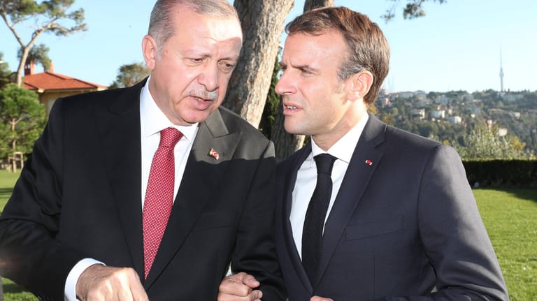 Recep Tayyip Erdogan und Emmanuel Macron beim Syrien-Gipfel in Istanbul: Der Konflikt zwischen der Türkei und Frankreich hat sich verbal deutlich zugespitzt.