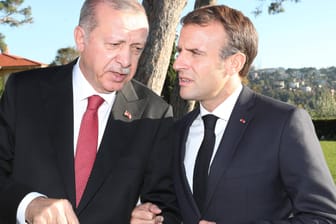 Recep Tayyip Erdogan und Emmanuel Macron beim Syrien-Gipfel in Istanbul: Der Konflikt zwischen der Türkei und Frankreich hat sich verbal deutlich zugespitzt.