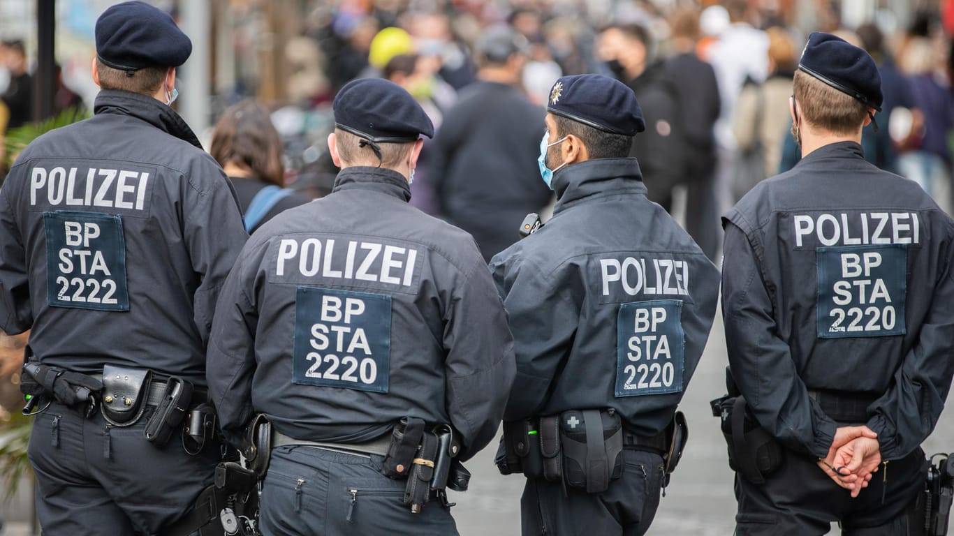 Bundespolizisten kontrollieren die Einhaltung der Maskenpflicht auf den Straßen Berlins: Die meisten Berliner haben sich am Samstag an die neuen Regeln gehalten. Am Abend musste die Polizei aber eine Fetisch-Party auflösen.