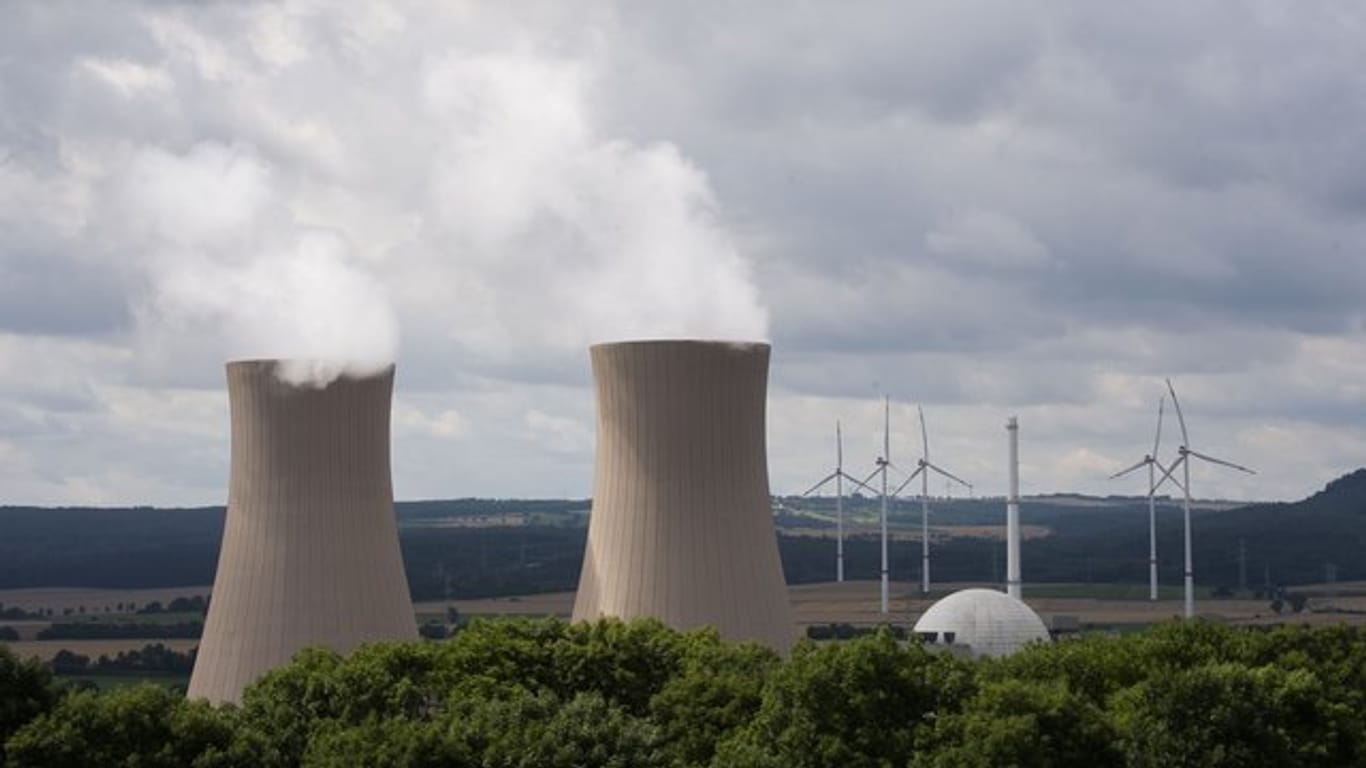 Dampf steigt aus den Kühltürmen eines Atomkraftwerks.