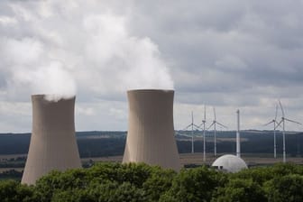 Dampf steigt aus den Kühltürmen eines Atomkraftwerks.