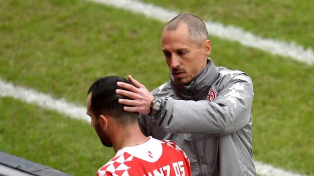 Der Mainzer Trainer Jan-Moritz Lichte tröstet seinen Spieler Levin Öztunali. Der Mainzer Trainer Jan-Moritz Lichte tröstet seinen Spieler Levin Öztunali.