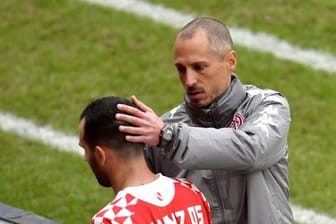 Der Mainzer Trainer Jan-Moritz Lichte tröstet seinen Spieler Levin Öztunali.