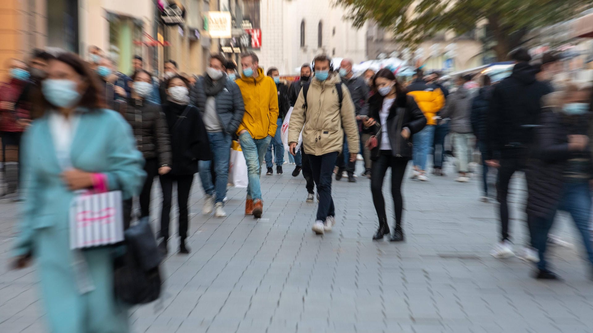 München: Die Zahl der Neuinfektionen mit dem Coronavirus ist auch an diesem Wochenende hoch.