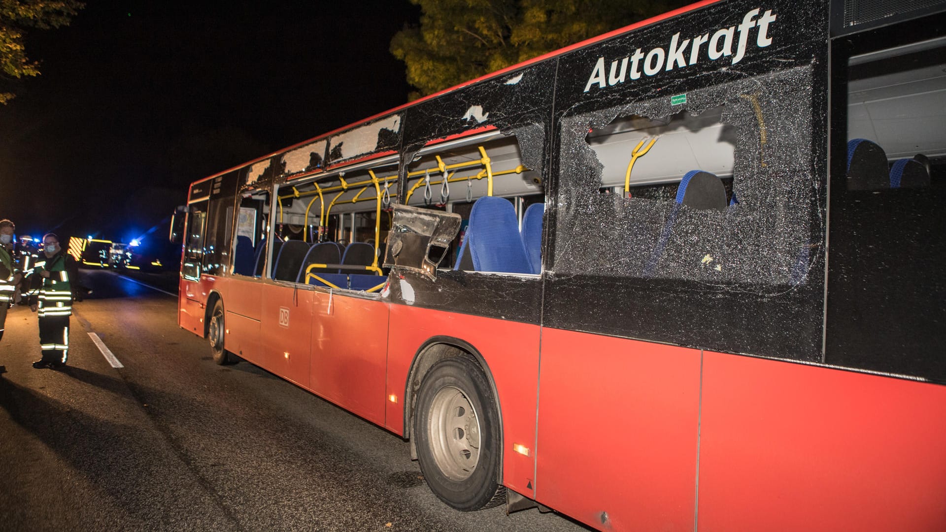 Leezen: Nach dem Zusammenprall sind auch die Scheiben eines Linienbusses zerstört.