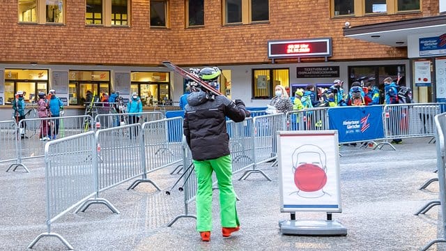 Schilder weisen darauf hin, dass der Zugang zu den Aufzügen der Gletscherbahn in Hintertux nur mit Mund-Nasen-Schutz gestattet ist. Schilder weisen darauf hin, dass der Zugang zu den Aufzügen der Gletscherbahn in Hintertux nur mit Mund-Nasen-Schutz gestattet ist.