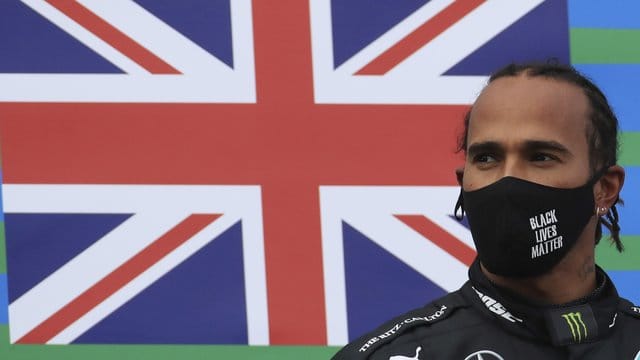 Lässt seine Zukunft weiter offen: Mercedes-Pilot Lewis Hamilton. Lässt seine Zukunft weiter offen: Mercedes-Pilot Lewis Hamilton.