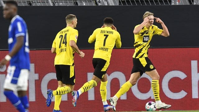 Auf den Spuren von Uwe Seeler: BVB-Torjäger Erling Haaland (r). Auf den Spuren von Uwe Seeler: BVB-Torjäger Erling Haaland (r).