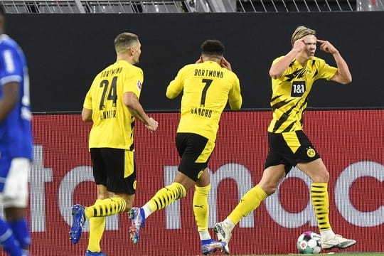 Auf den Spuren von Uwe Seeler: BVB-Torjäger Erling Haaland (r).