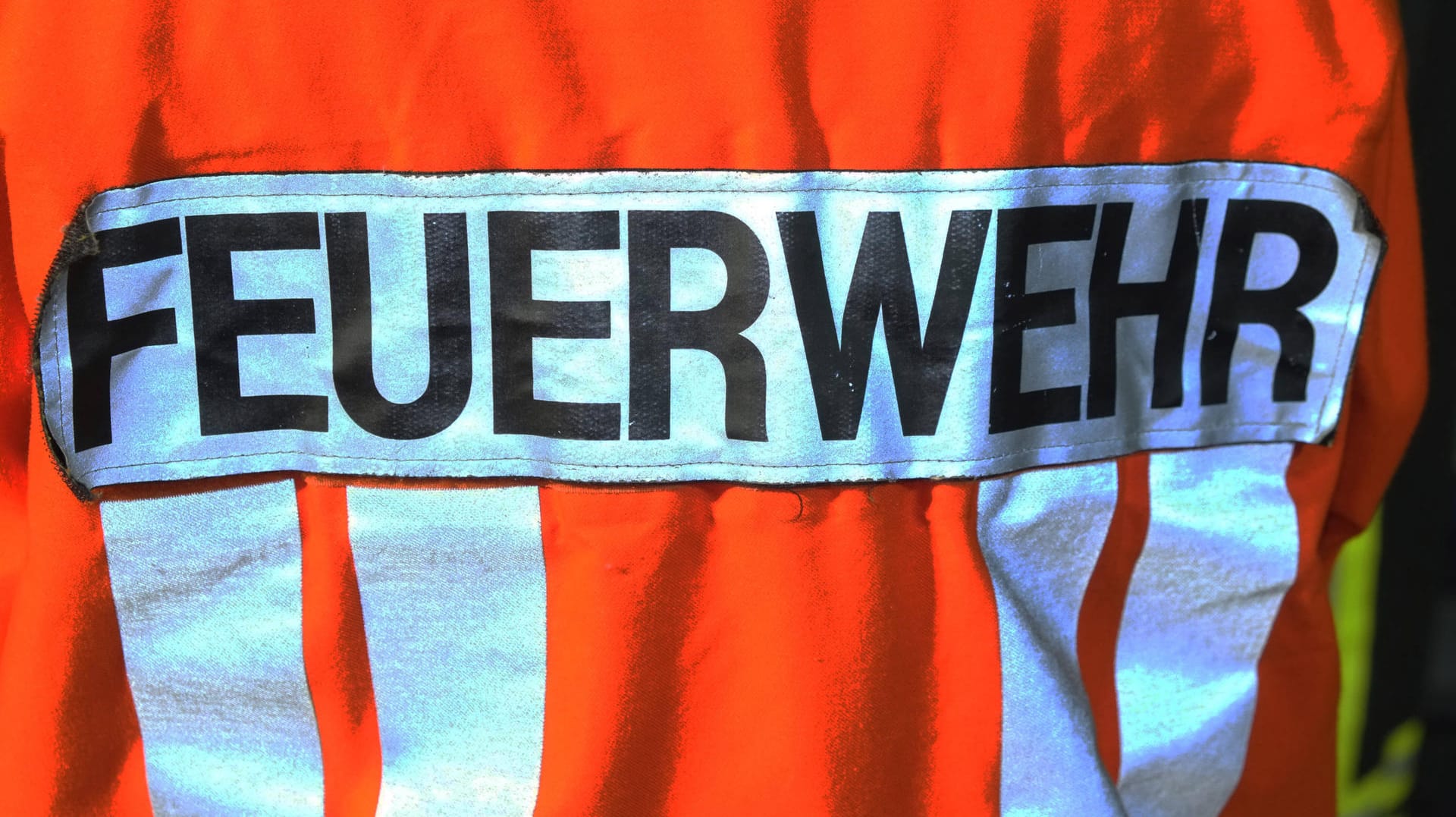 Feuerwehrjacke (Symbolbild): In Bayern kam es aus einem kuriosen Grund zu einem Brand.