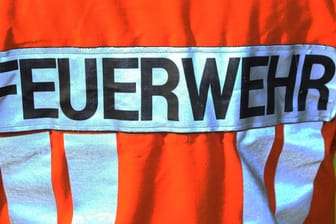 Feuerwehrjacke (Symbolbild): In Bayern kam es aus einem kuriosen Grund zu einem Brand.