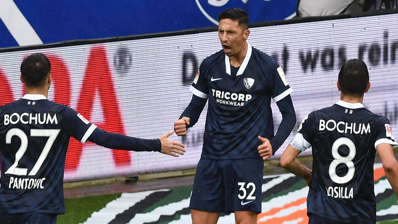Bochums Robert Zulj jubelt nach seinem Tor zum 1:0 gegen Aue mit Milos Pantovic und Anthony Losilla. Bochums Robert Zulj jubelt nach seinem Tor zum 1:0 gegen Aue mit Milos Pantovic und Anthony Losilla.