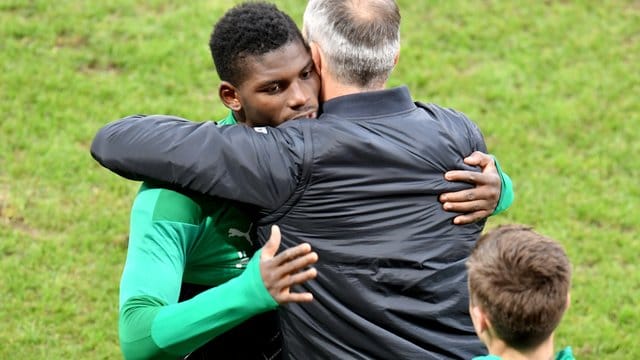 Mönchengladbachs Trainer Marco Rose umarmt Stürmer Breel Embolo.