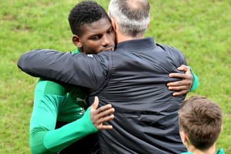 Mönchengladbachs Trainer Marco Rose umarmt Stürmer Breel Embolo.