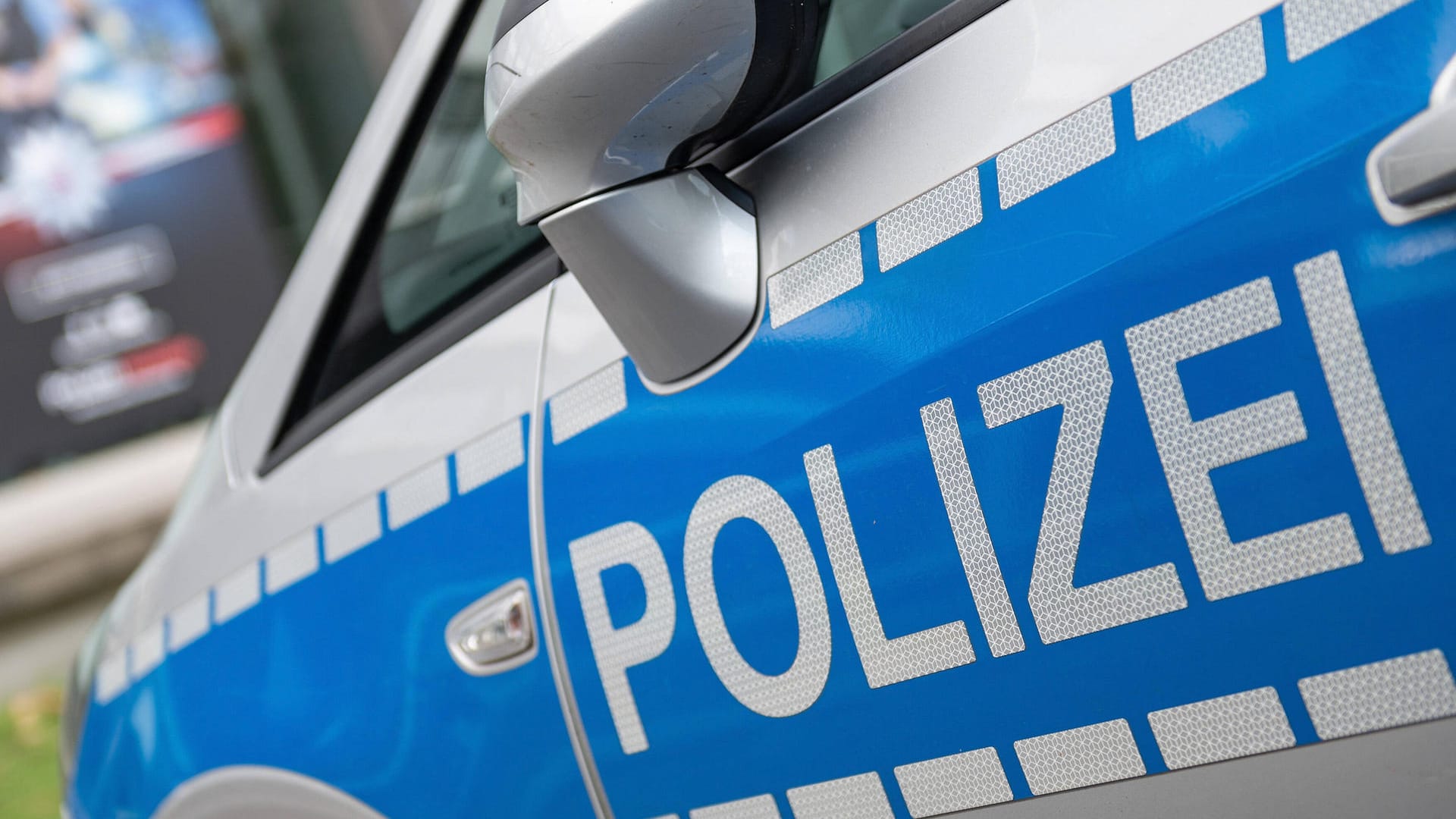 Ein Polizeiwagen von der Seite (Symbolbild): Die Polizei sucht einen Mann, der einen Supermarkt in Essen überfallen hat.