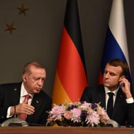 Die Präsidenten Erdogan und Macron: Frankreich und die Türkei liefern sich nach dem Mord an einem Lehrer in Paris durch einen Islamisten einen heftigen Schlagabtausch.