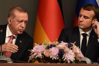 Die Präsidenten Erdogan und Macron: Frankreich und die Türkei liefern sich nach dem Mord an einem Lehrer in Paris durch einen Islamisten einen heftigen Schlagabtausch.